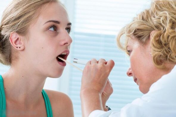 医生检查口腔是否存在乳头状瘤